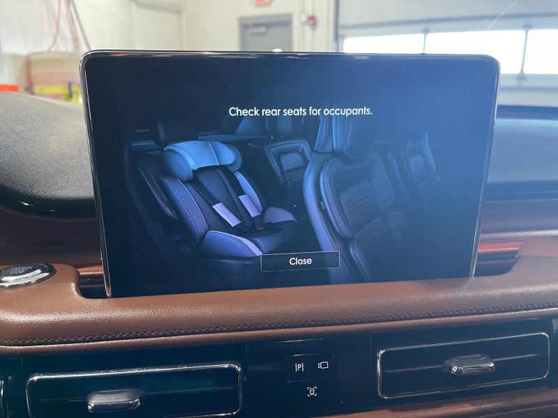 Used 2023 Lincoln Aviator Reserve w/ Equipment Group 201A image 11