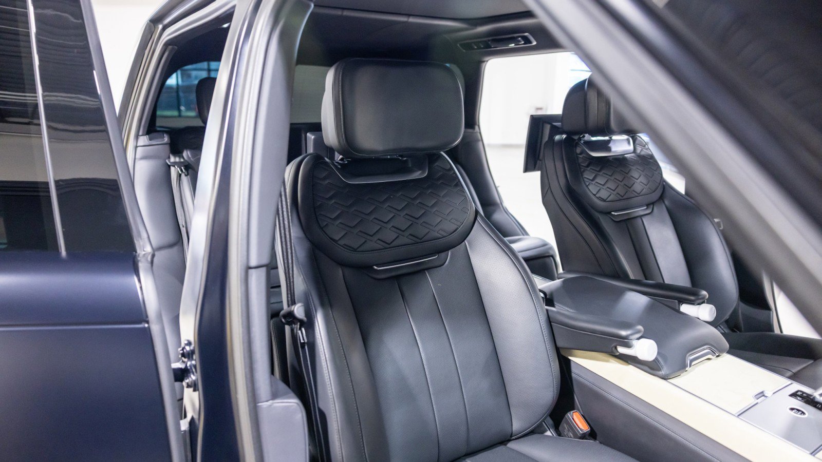 Used 2024 Land Rover Range Rover SV image 30