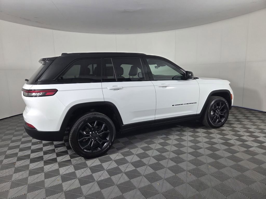 Used 2025 Jeep Grand Cherokee Limited w/ Trailer Tow Package AWD/4WD image 5
