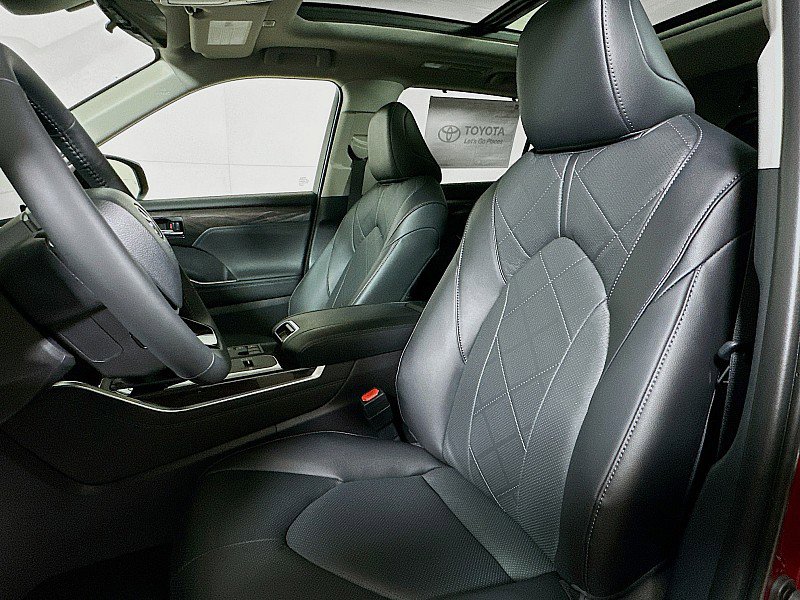 New 2026 Toyota Highlander Platinum image 10