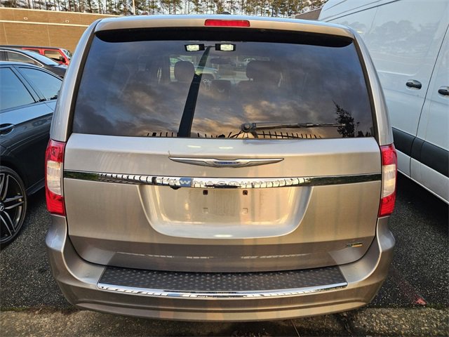 Used 2016 Chrysler Town & Country Touring image 3