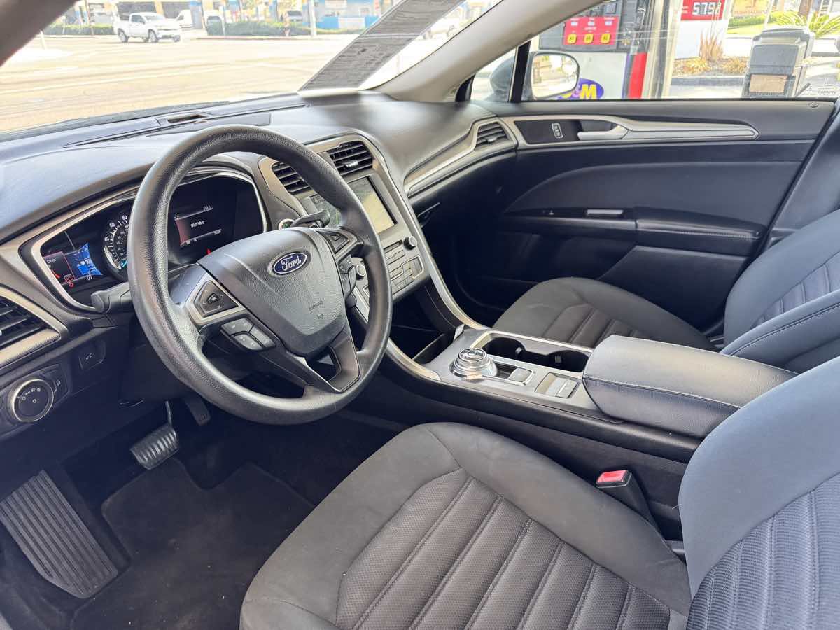 Used 2017 Ford Fusion SE w/ Fusion SE Technology Package FWD image 30