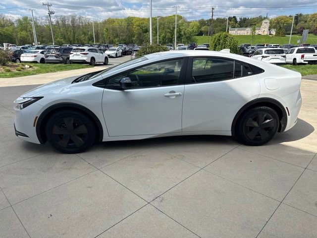 Used 2025 Toyota Prius LE FWD image 4