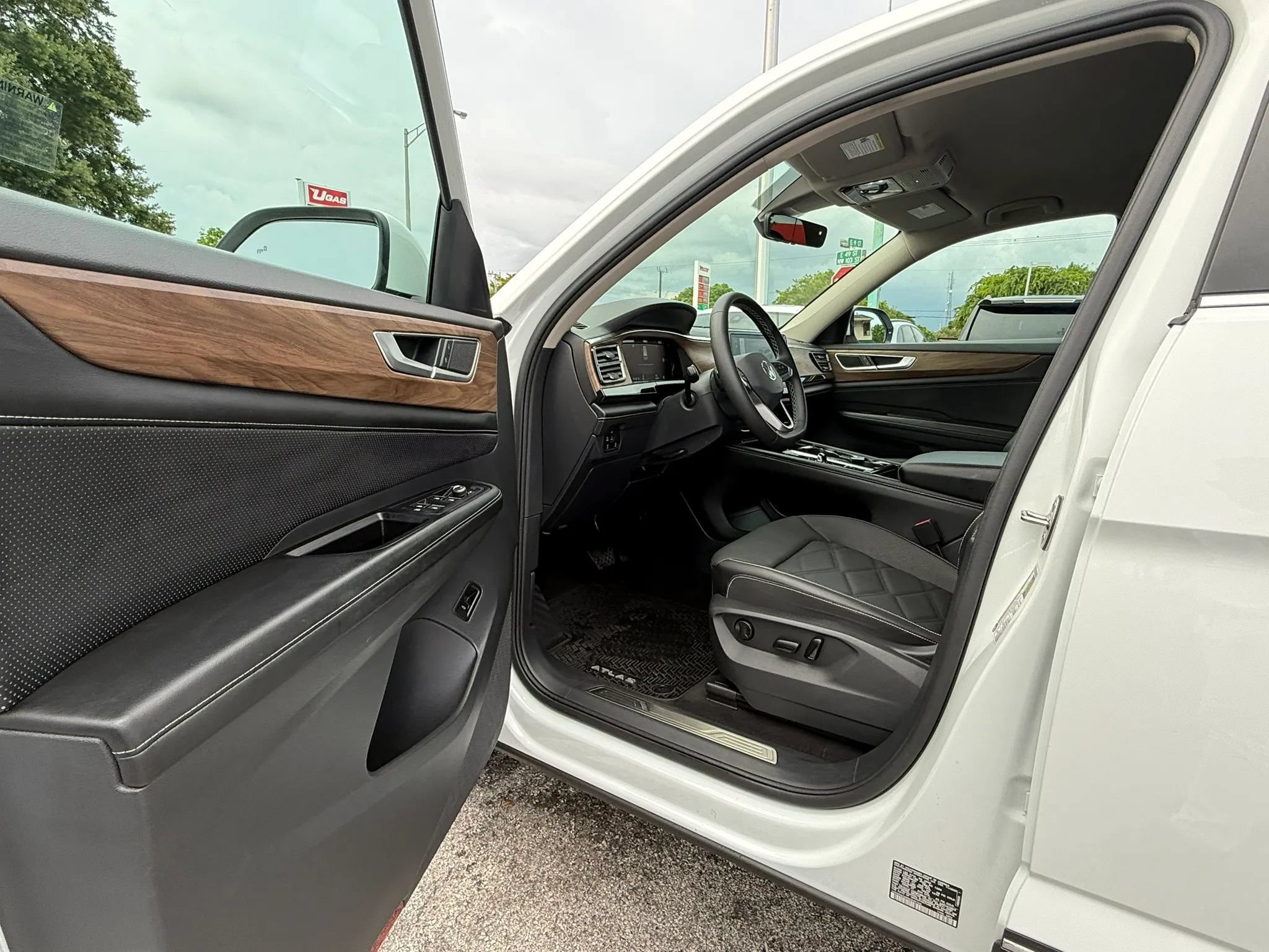 Used 2024 Volkswagen Atlas SE FWD image 10