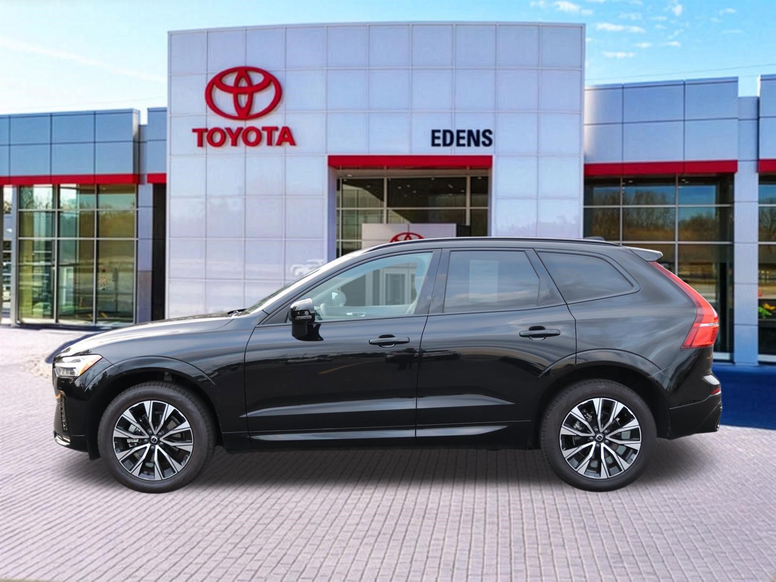 Used 2025 Volvo XC60 B5 Core AWD/4WD image 9