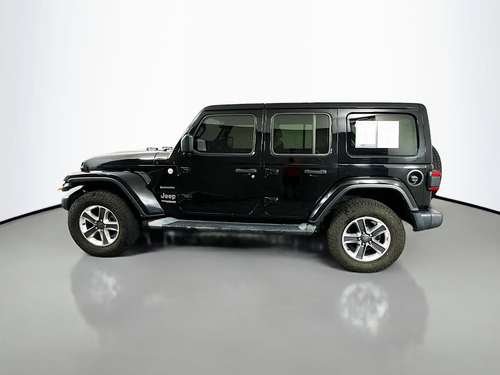 Used 2018 Jeep Wrangler Unlimited Sahara w/ Cold Weather Group AWD/4WD image 4