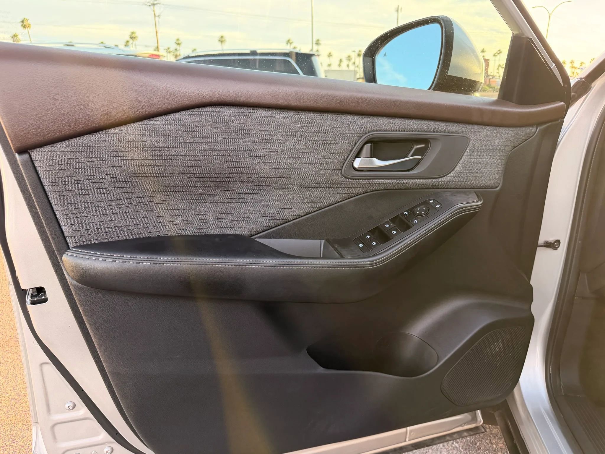 Used 2023 Nissan Rogue SV image 4