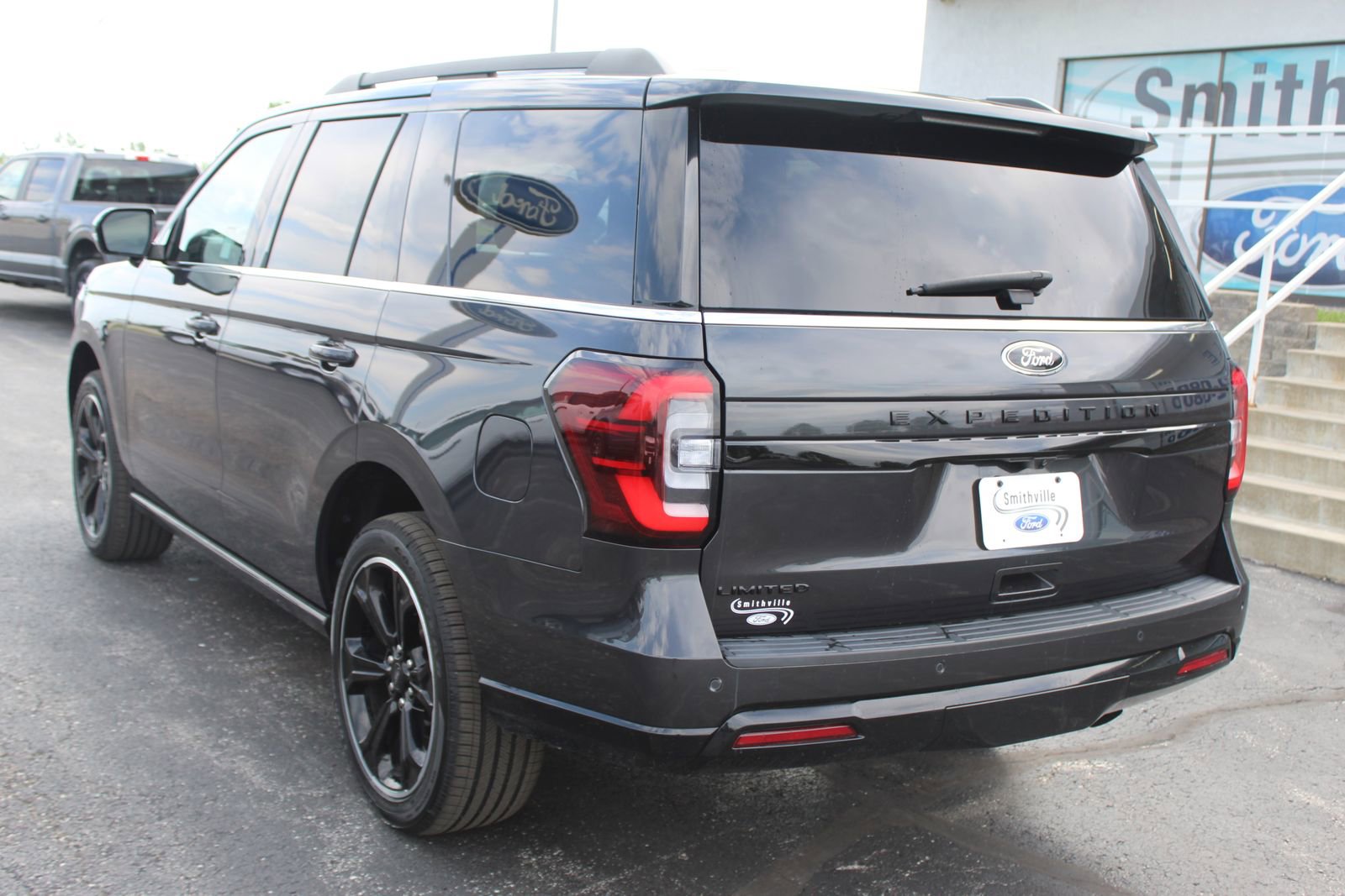 Used 2023 Ford Expedition Limited AWD/4WD image 4