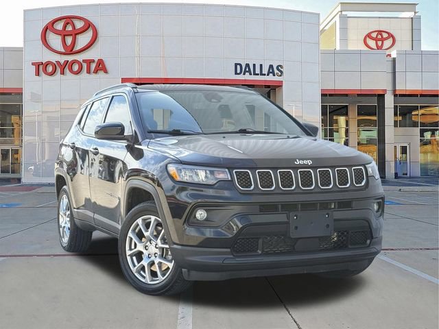 Used 2023 Jeep Compass Latitude AWD/4WD image 1
