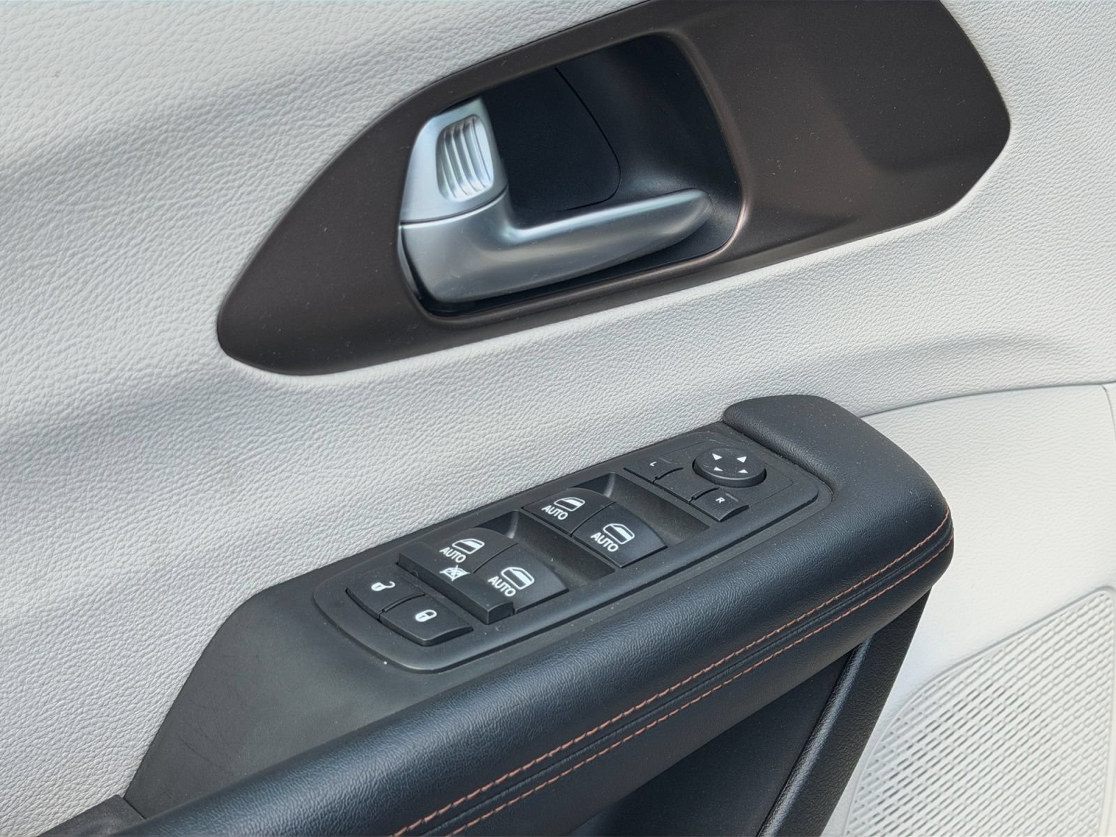 Used 2017 Chrysler Pacifica Touring-L Plus FWD image 24