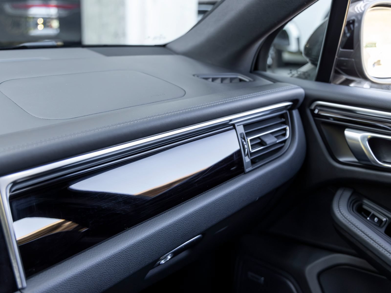 Certified 2023 Porsche Macan Turbo AWD/4WD image 42