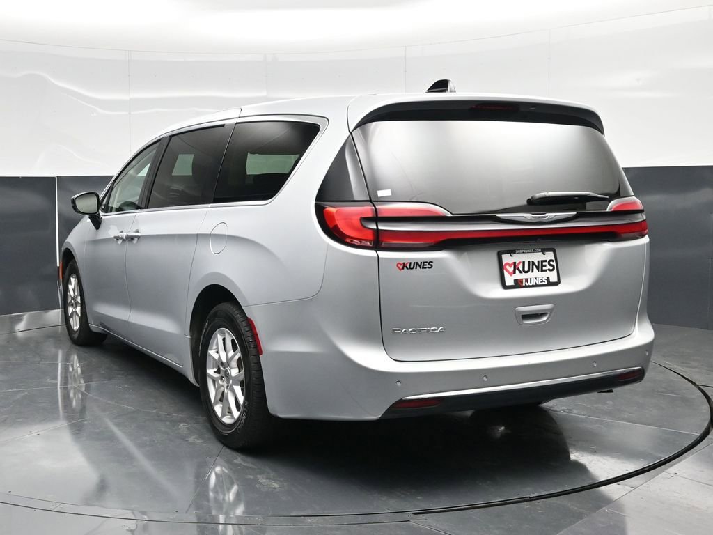 Used 2024 Chrysler Pacifica Touring-L FWD image 10