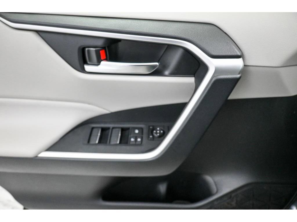 Used 2022 Toyota RAV4 XLE w/ Convenience Package image 8