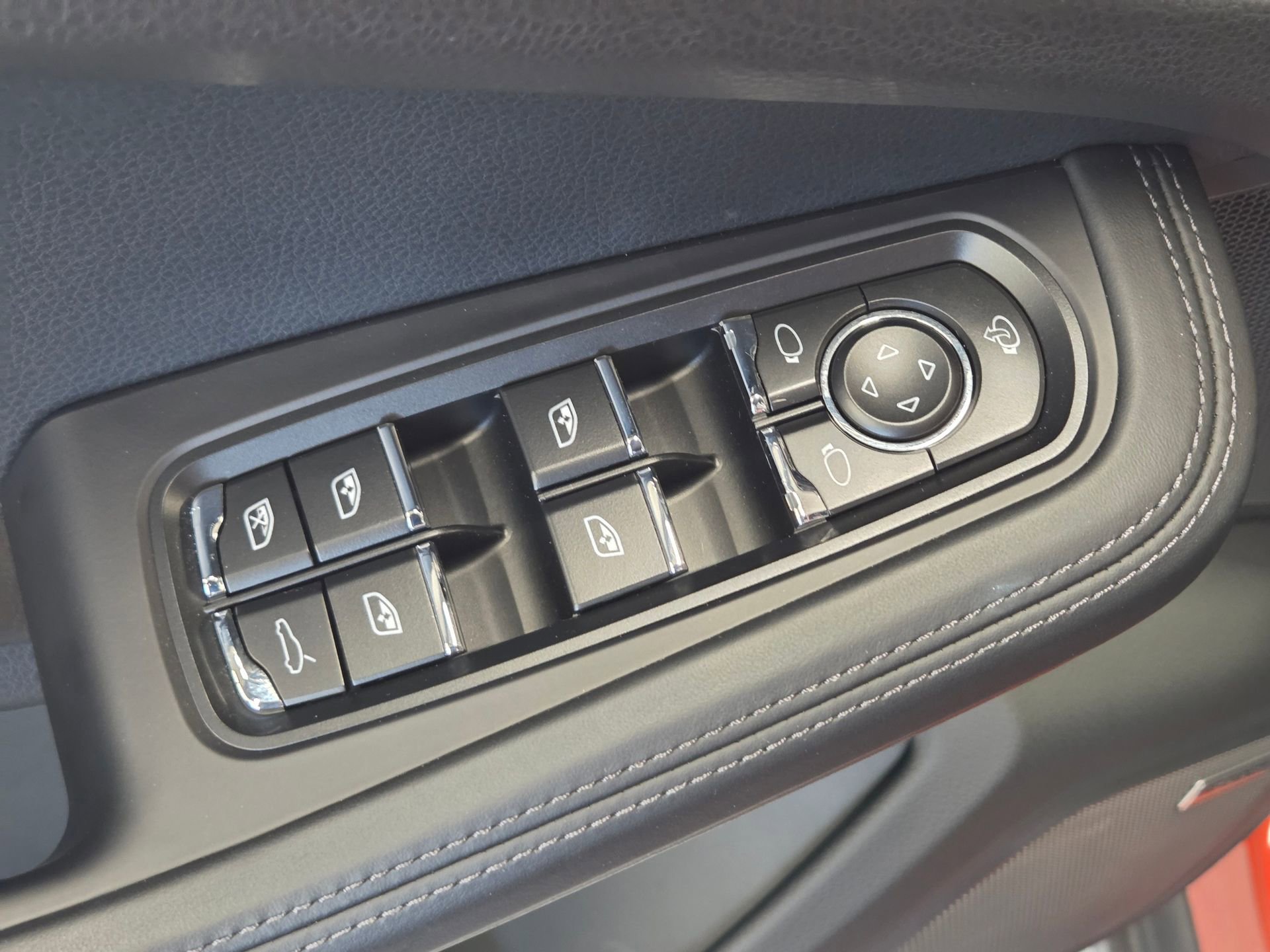 Certified 2025 Porsche Macan AWD/4WD image 15