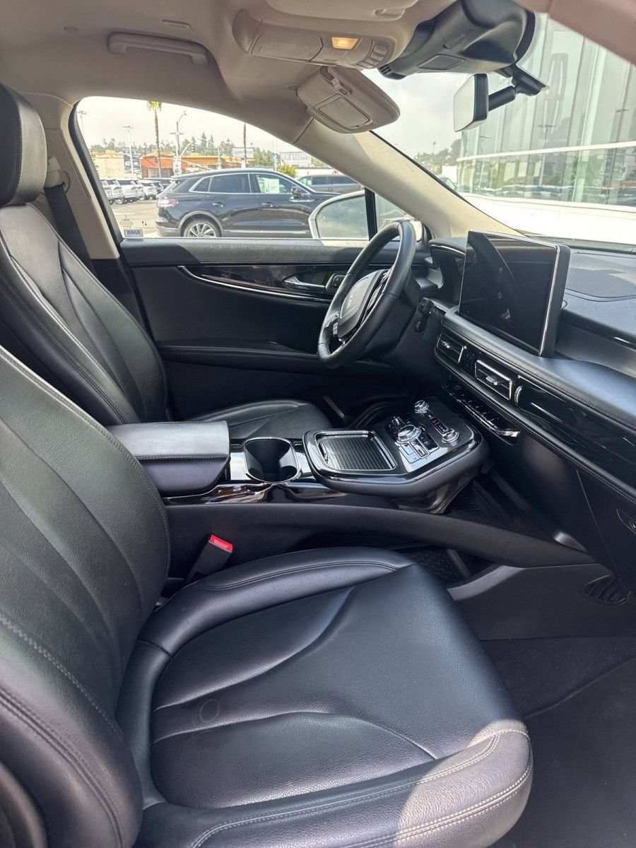 Used 2022 Lincoln Nautilus FWD w/ Premium Package image 5
