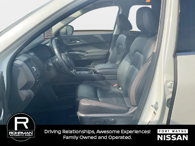 Used 2024 Nissan Pathfinder SL w/ Black Appearance Package AWD/4WD image 13