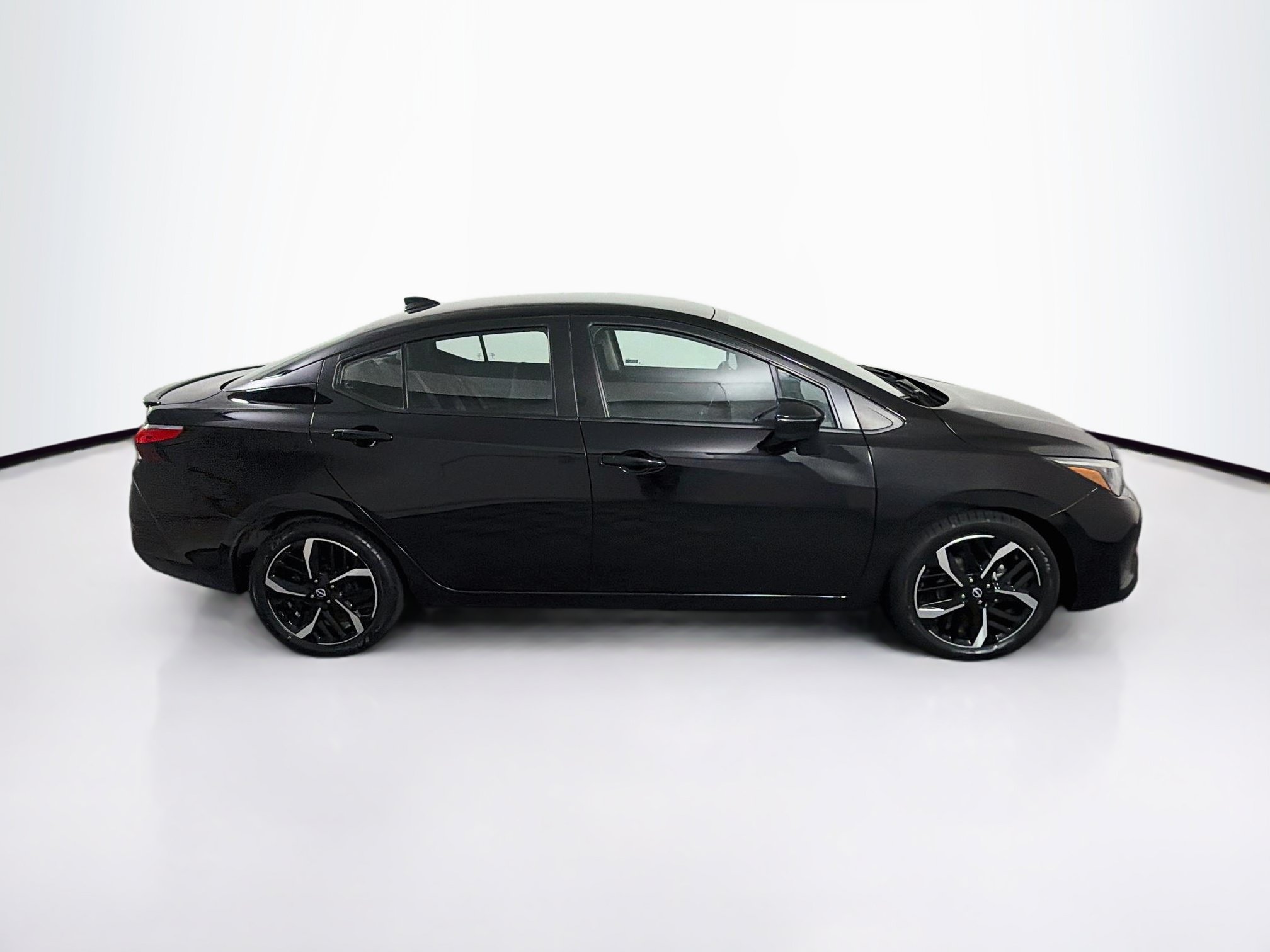 Used 2024 Nissan Versa SR FWD image 10