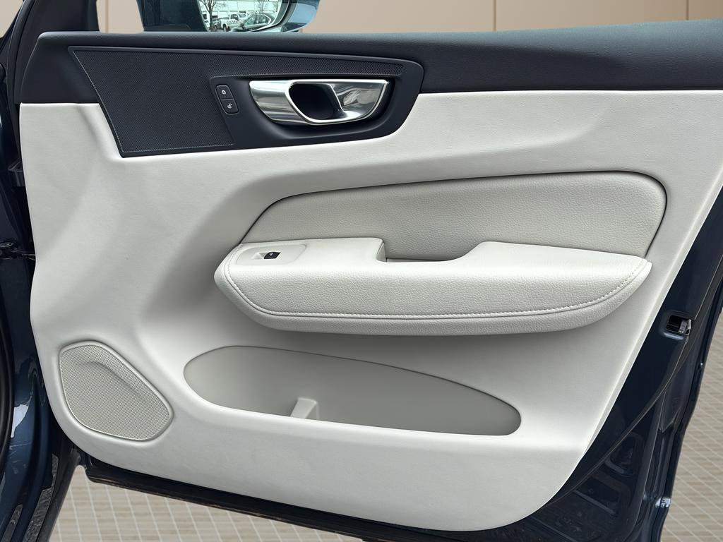Used 2021 Volvo XC60 T5 Momentum w/ Premium Package image 38