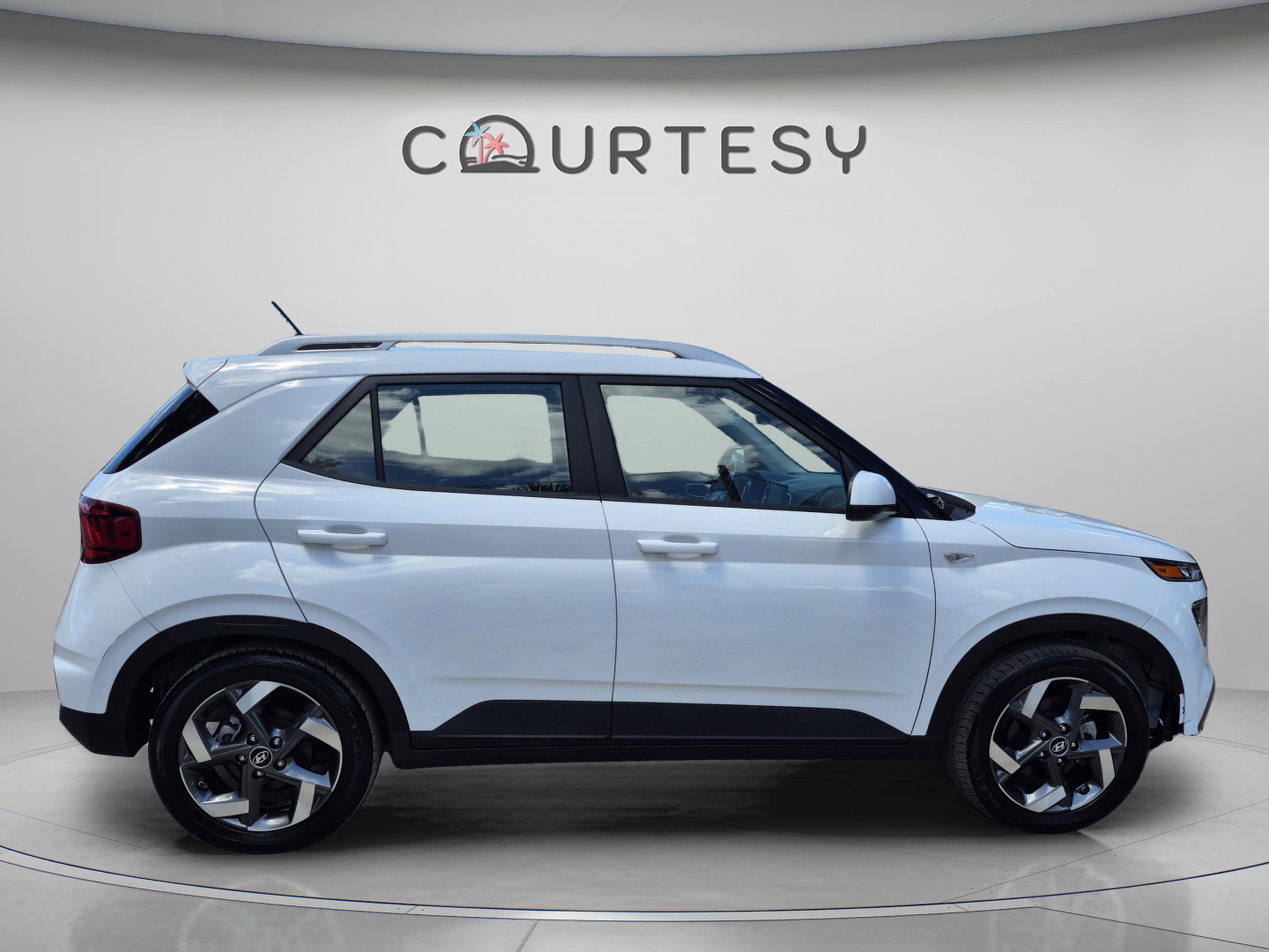 Used 2023 Hyundai Venue SEL FWD image 6