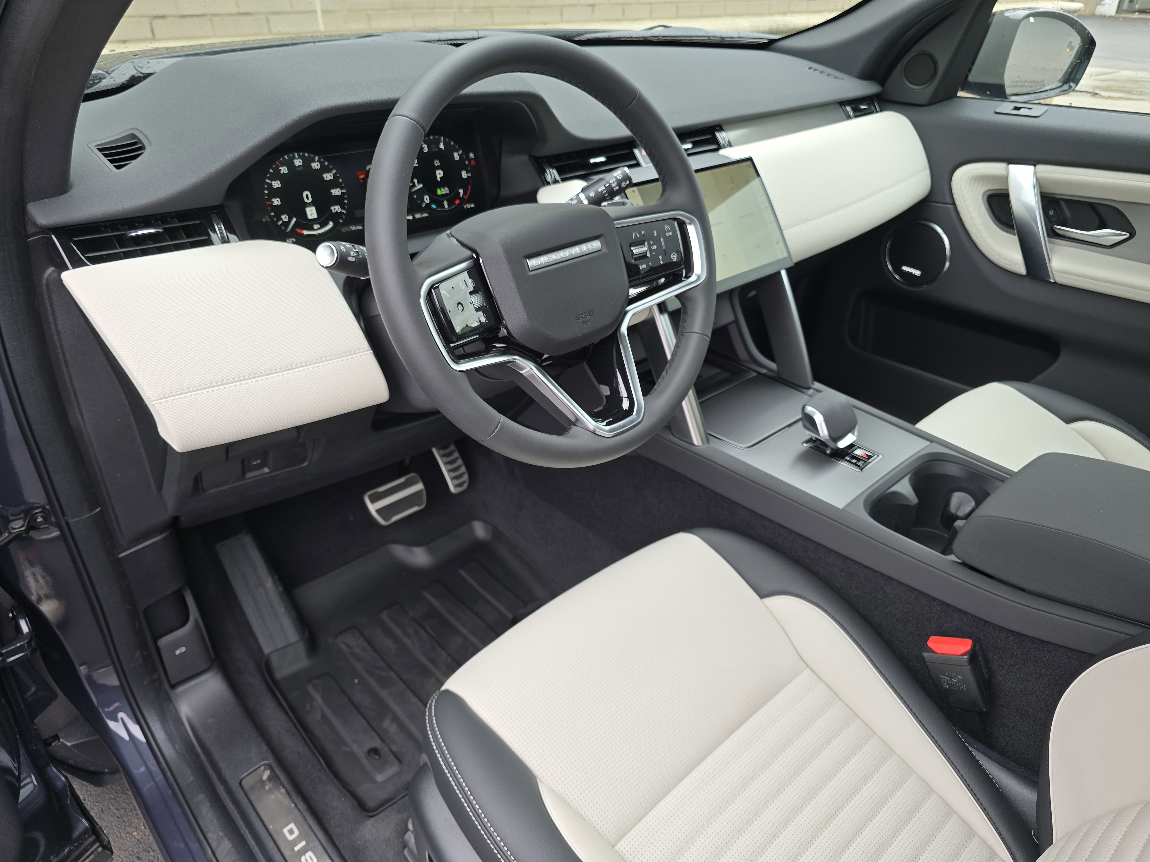 New 2025 Land Rover Discovery Sport Dynamic SE image 26