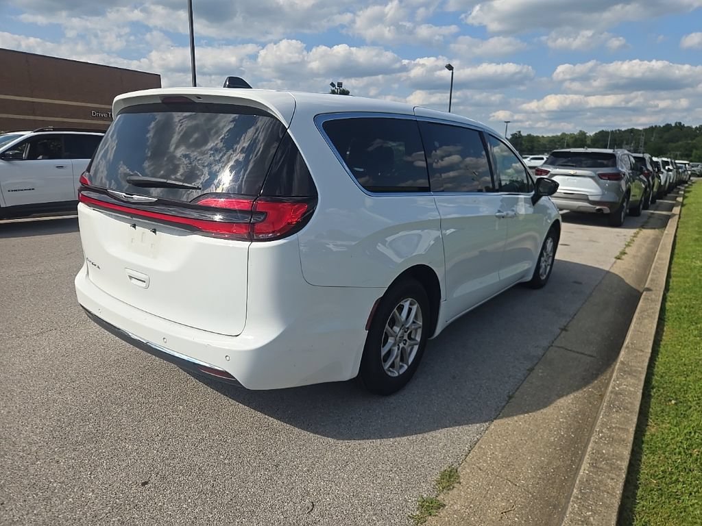 Used 2025 Chrysler Pacifica Select FWD image 3