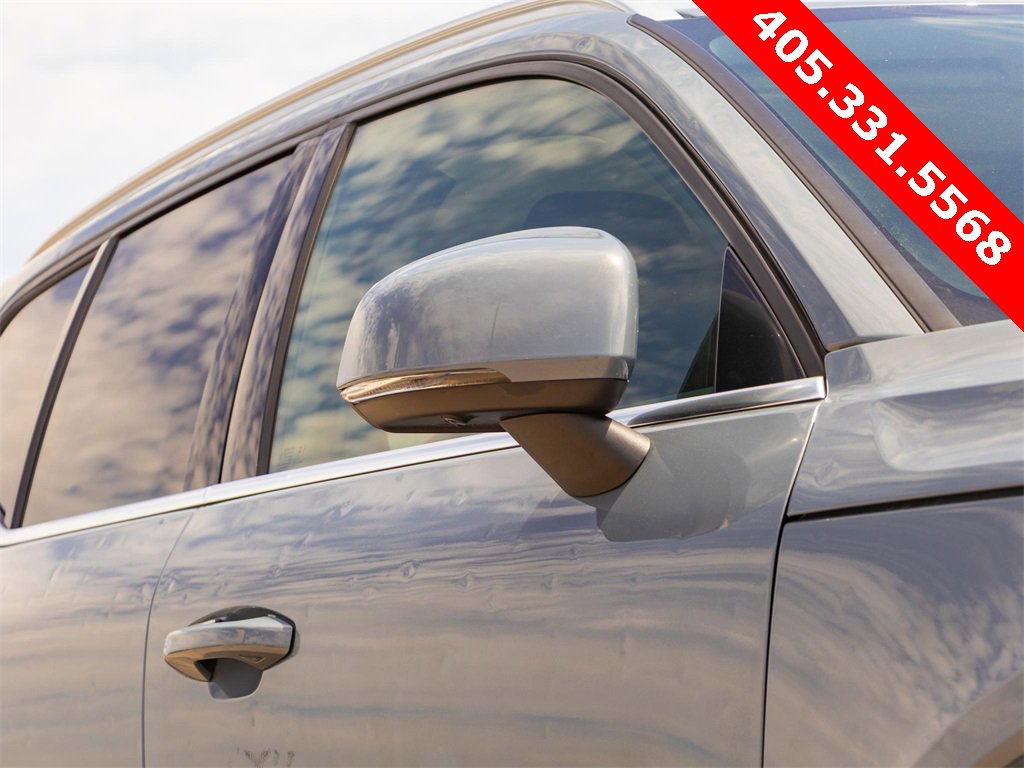 Used 2023 Volvo XC40 B5 Plus image 3