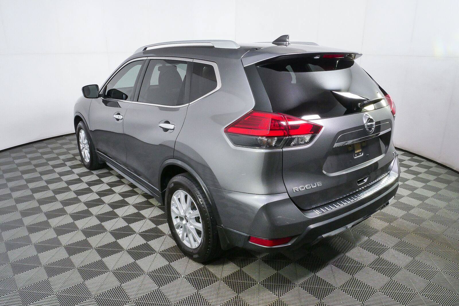 Used 2017 Nissan Rogue SV FWD image 29