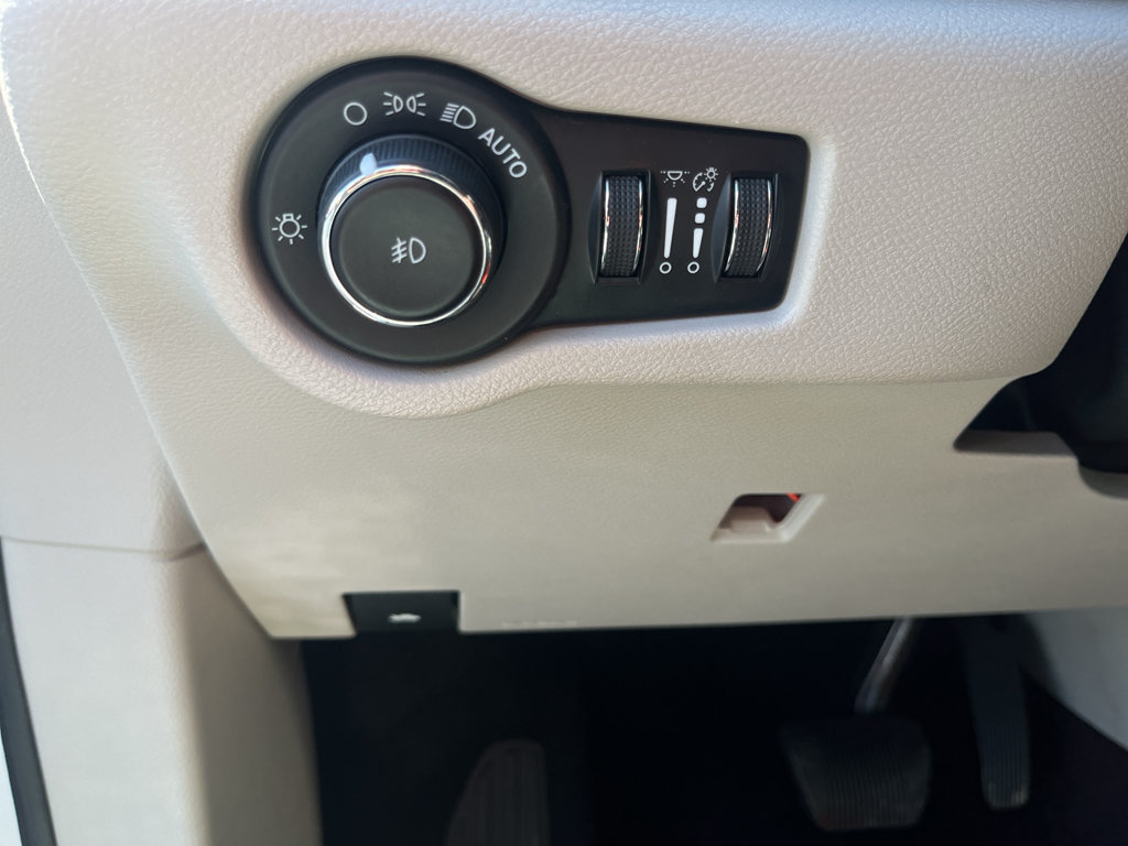 Used 2023 Chrysler Pacifica Touring-L FWD image 17