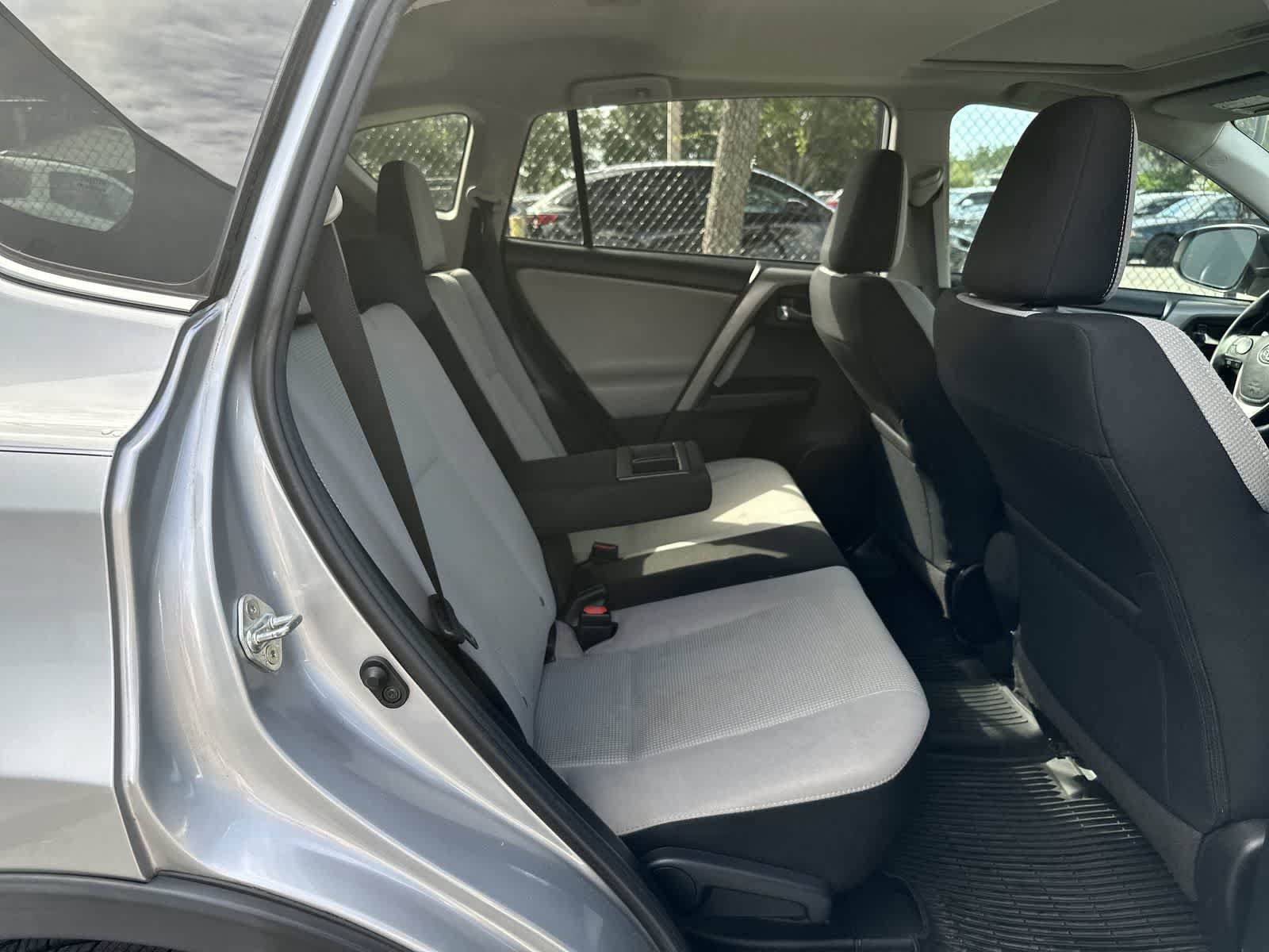 Used 2018 Toyota RAV4 XLE FWD image 18