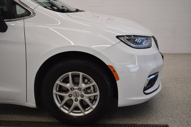 Used 2024 Chrysler Pacifica Touring-L FWD image 13