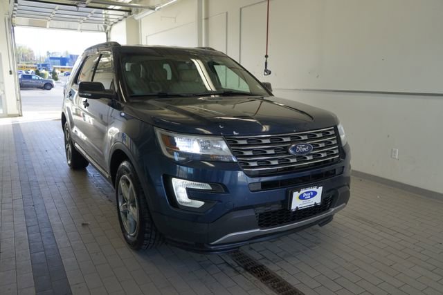 Used 2017 Ford Explorer XLT w/ Equipment Group 202A AWD/4WD image 16