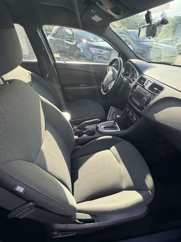 Used 2011 Chrysler 200 Touring FWD image 9