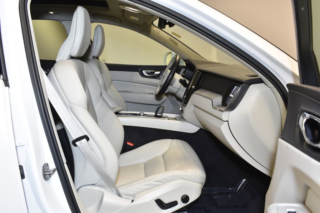 Used 2023 Volvo XC60 B5 Plus image 31