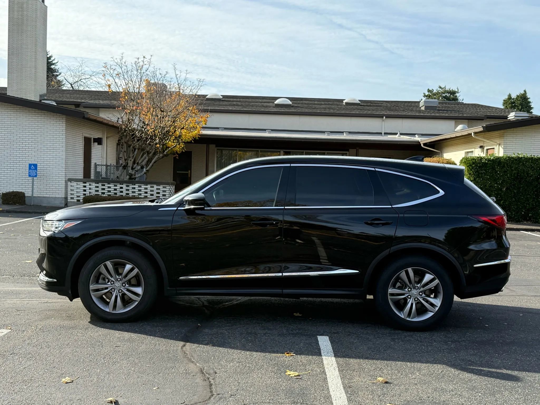 Used 2022 Acura MDX SH-AWD image 2