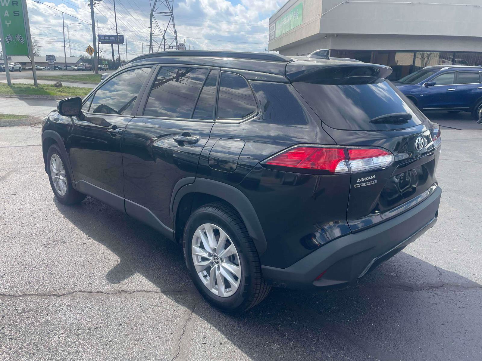 Used 2022 Toyota Corolla Cross LE FWD image 3