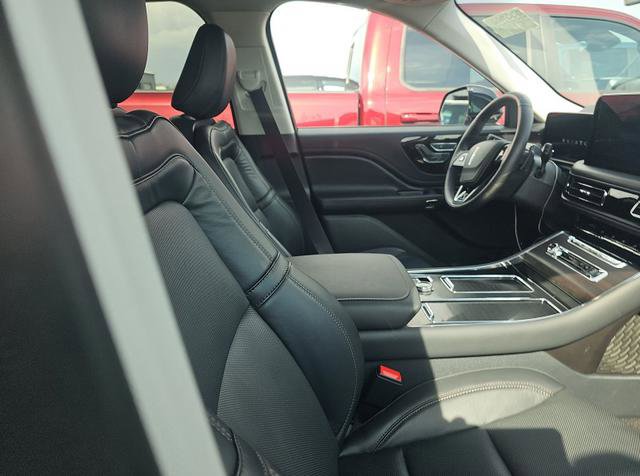 Used 2025 Lincoln Aviator Reserve AWD/4WD image 10