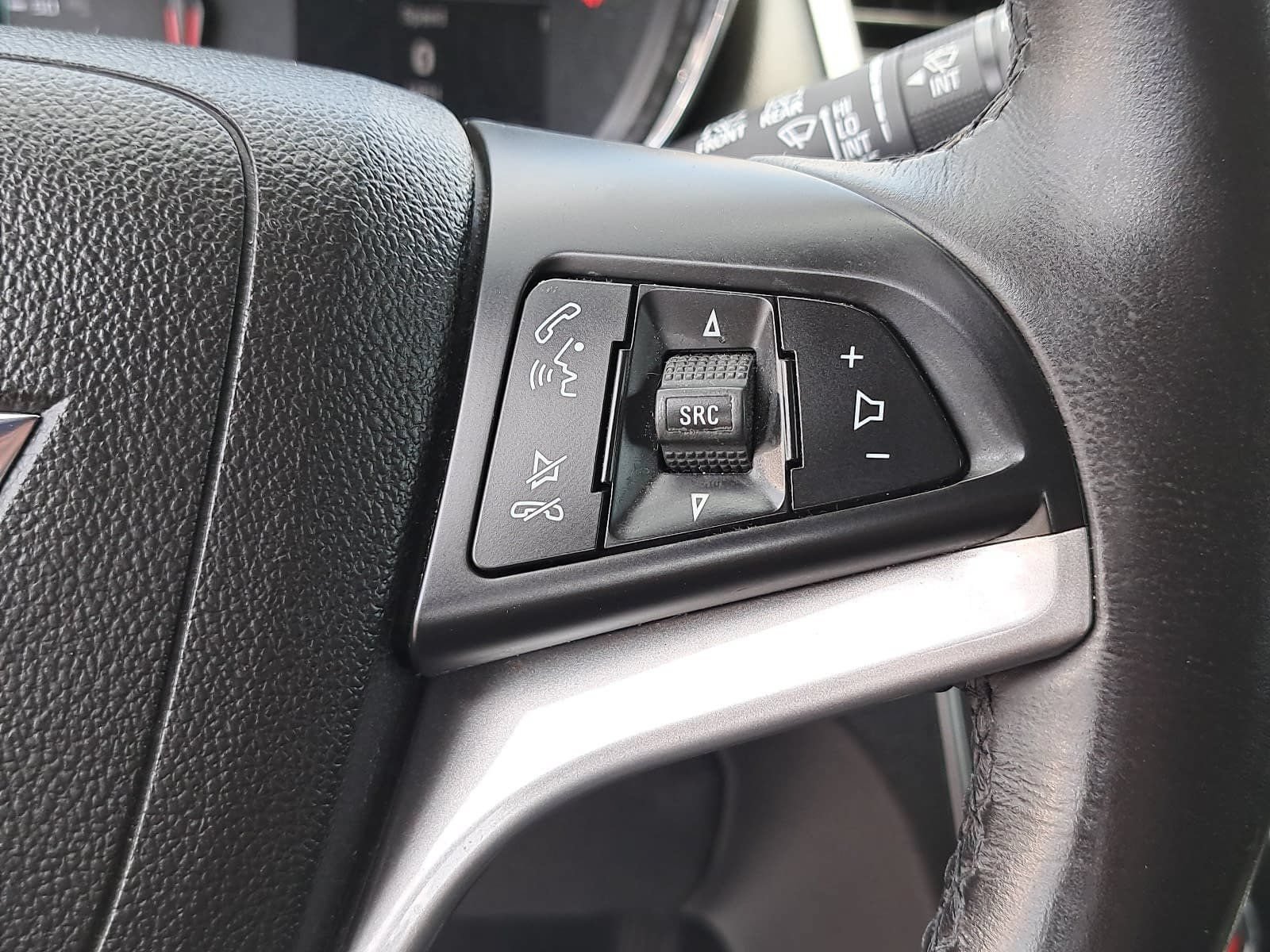 Used 2018 Chevrolet Trax LT w/ Redline Edition FWD image 17