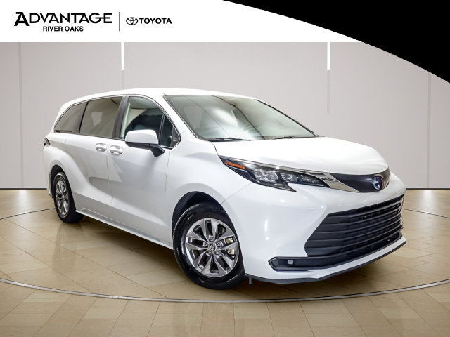 Certified 2025 Toyota Sienna LE FWD image 2