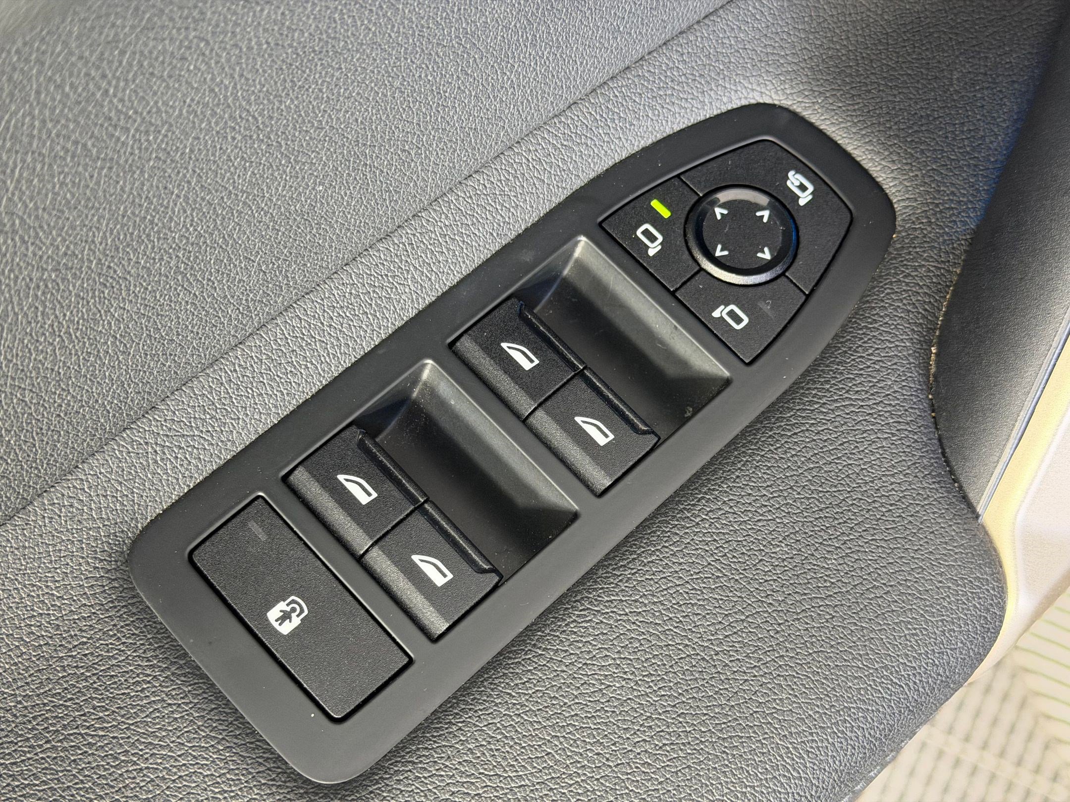 Certified 2022 BMW iX xDrive50 w/ Convenience Package image 12