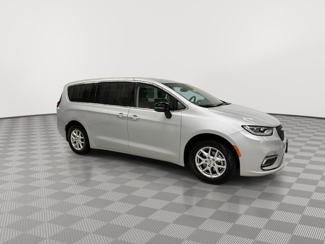 Used 2024 Chrysler Pacifica Touring-L image 13