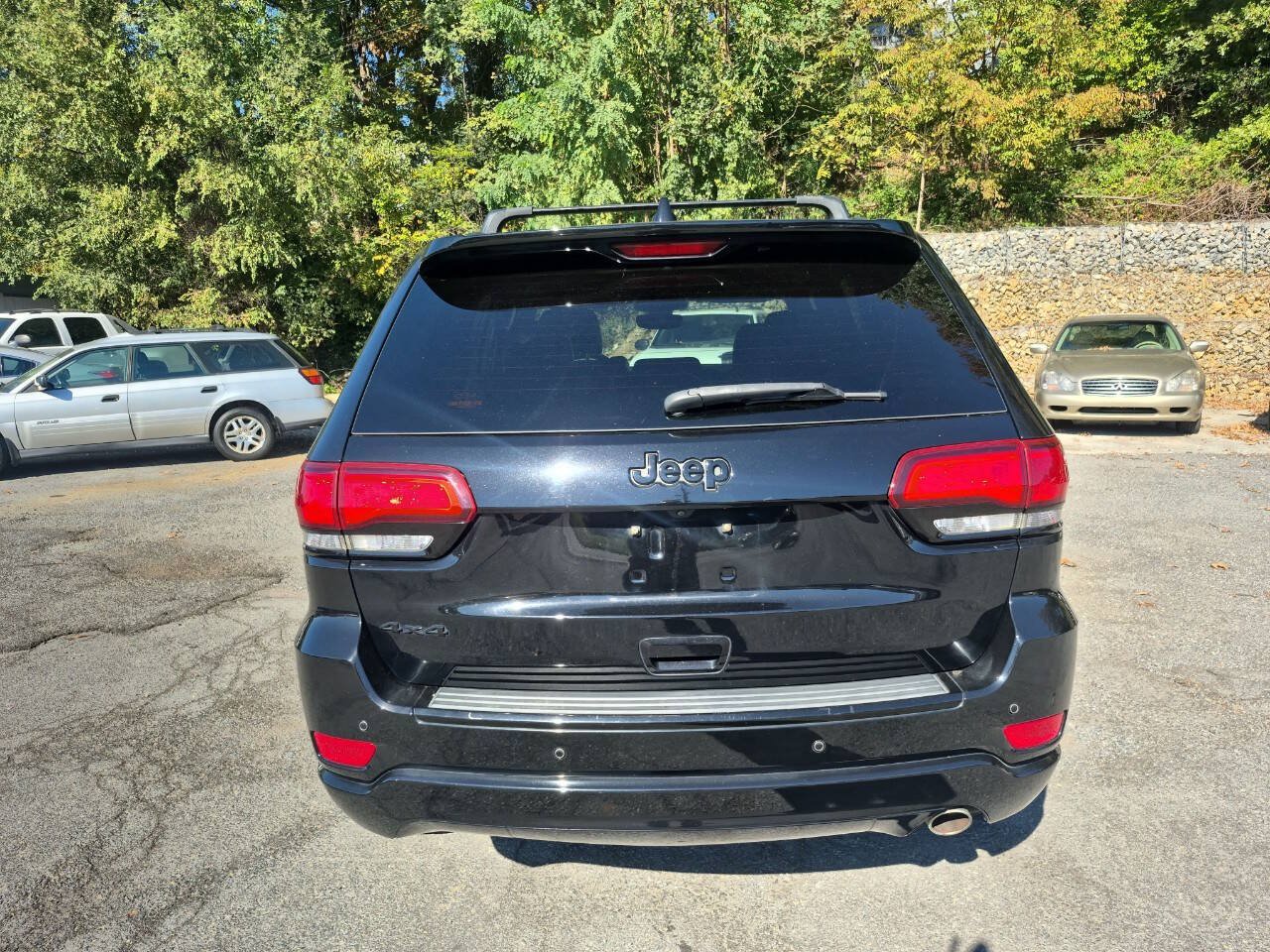 Used 2017 Jeep Grand Cherokee Altitude AWD/4WD image 4