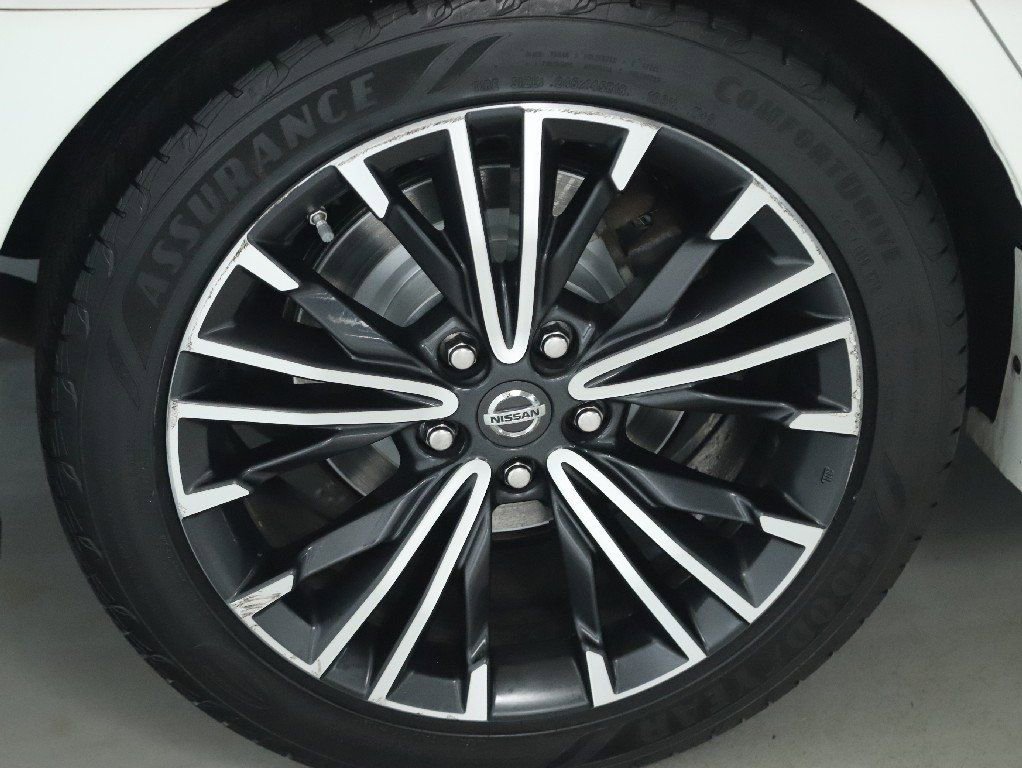 Used 2017 Nissan Maxima Platinum image 12