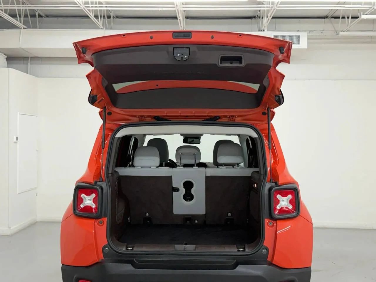Used 2017 Jeep Renegade Latitude FWD image 39