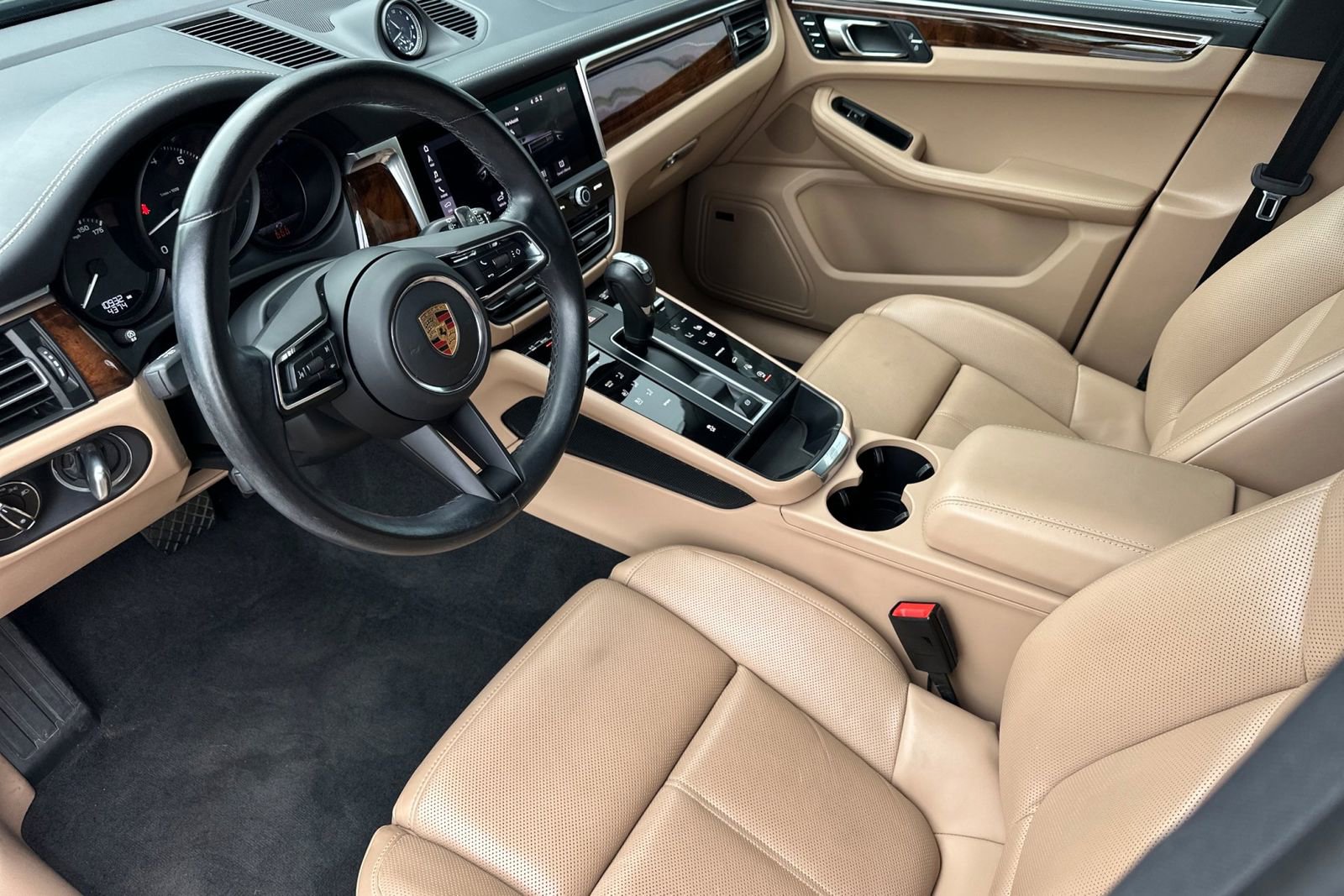 Certified 2023 Porsche Macan Turbo image 4