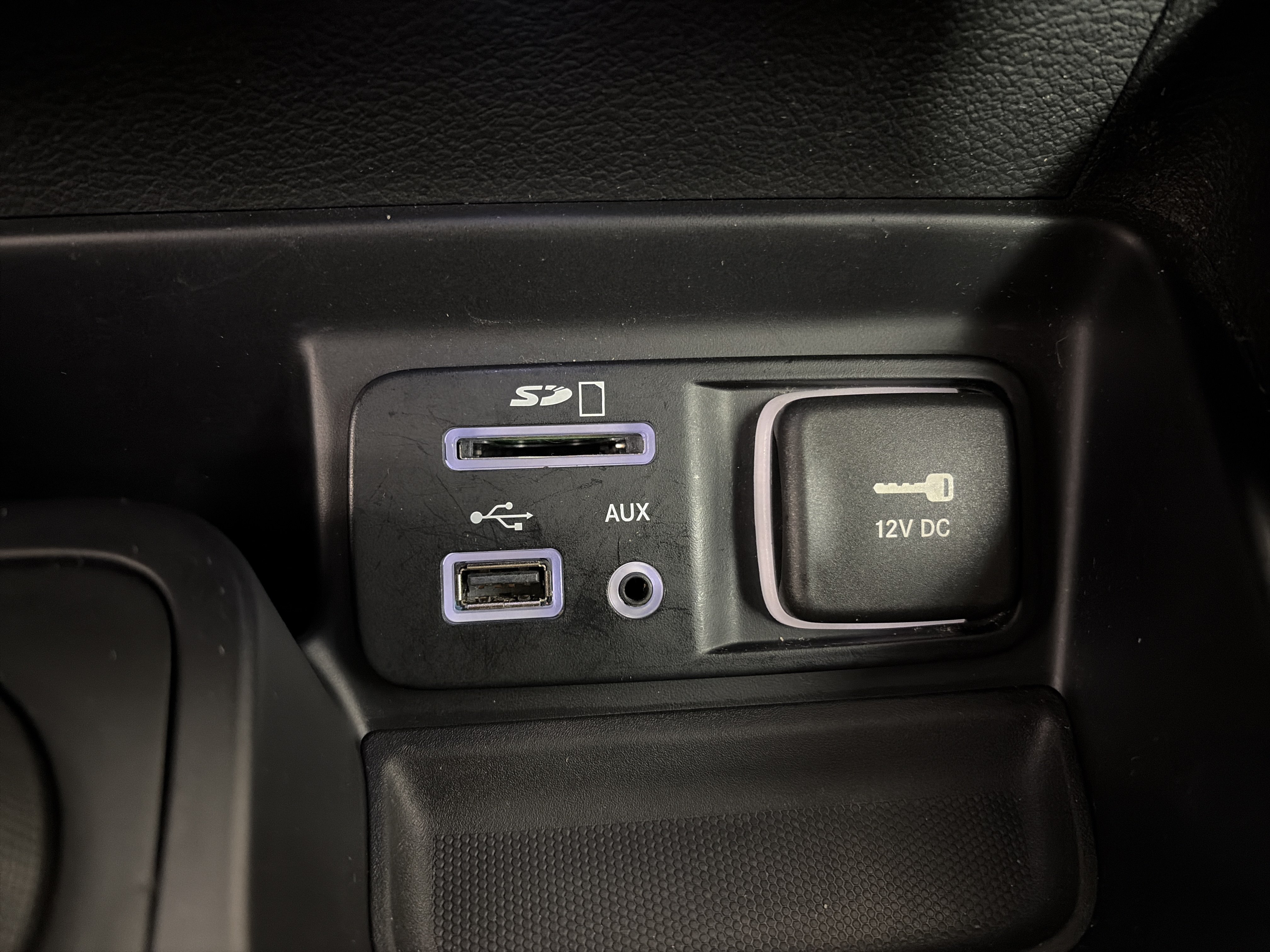 Used 2015 Jeep Cherokee Latitude w/ Cold Weather Group AWD/4WD image 28