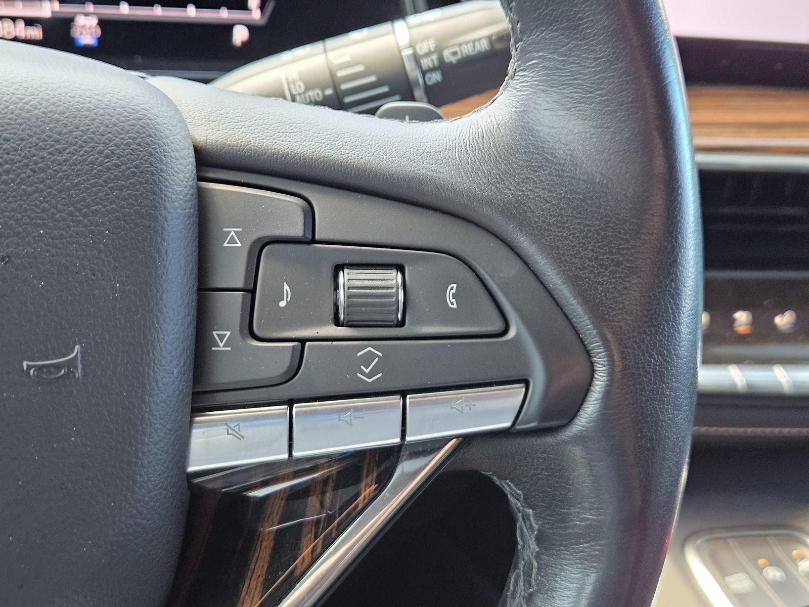 Used 2023 Cadillac Escalade Premium Luxury AWD/4WD image 27