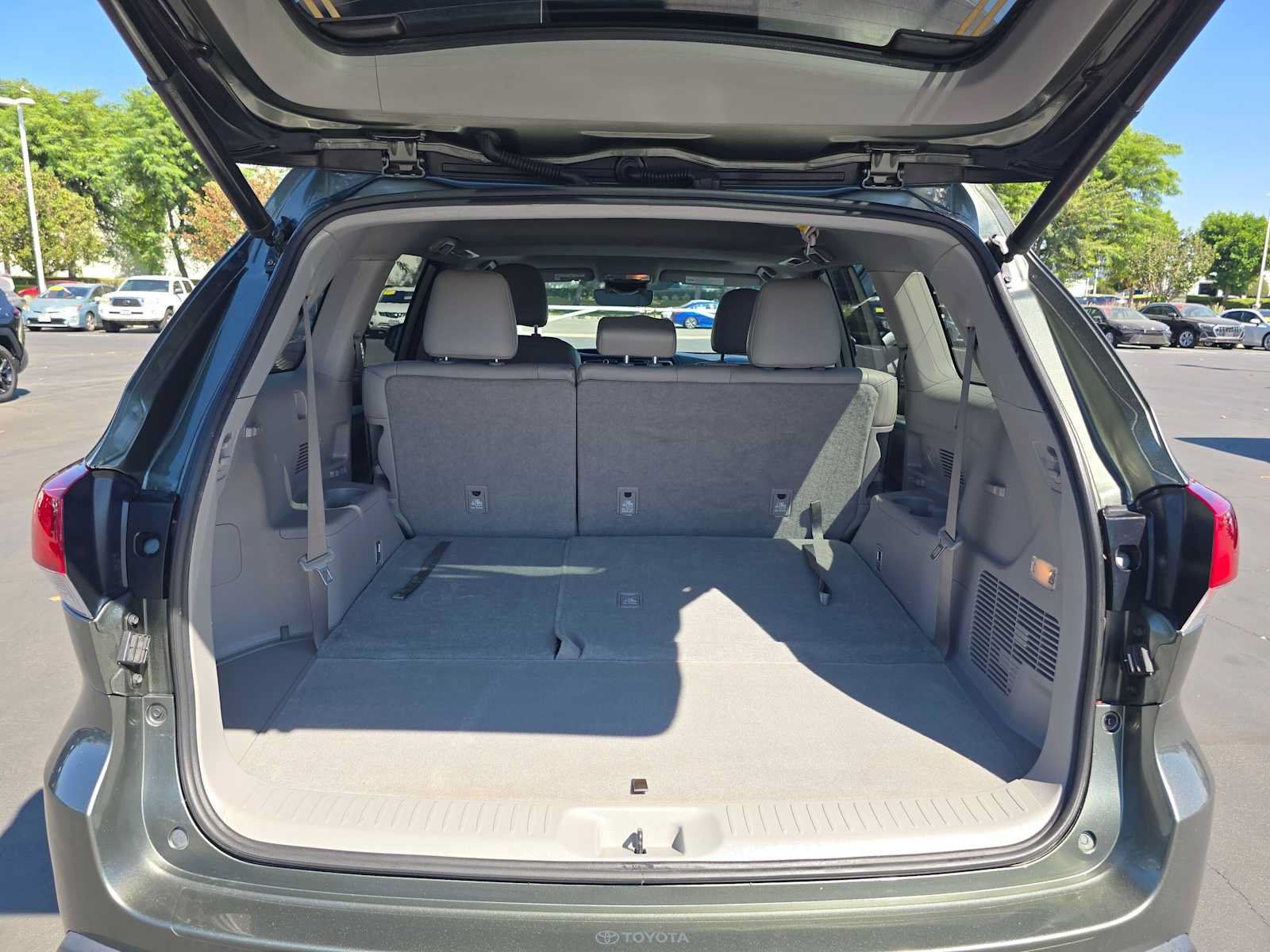 Certified 2019 Toyota Highlander XLE w/ Carpet Mat Package (TMS) AWD/4WD image 16