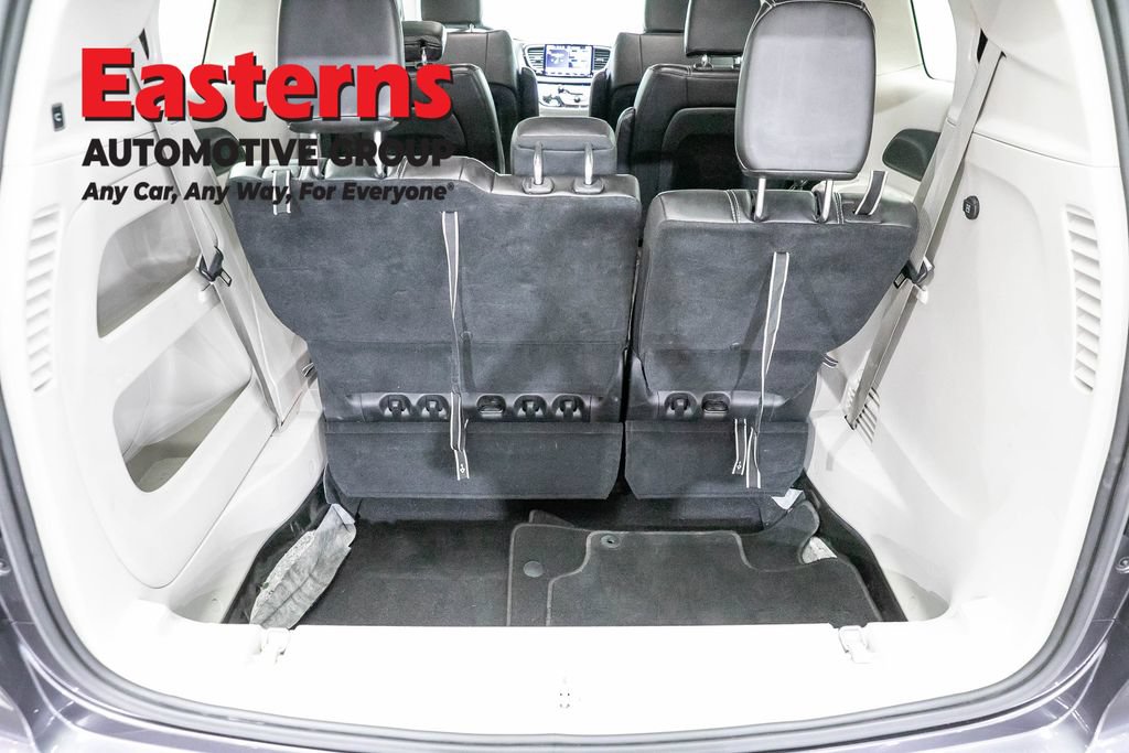 Used 2023 Chrysler Pacifica Touring-L FWD image 9