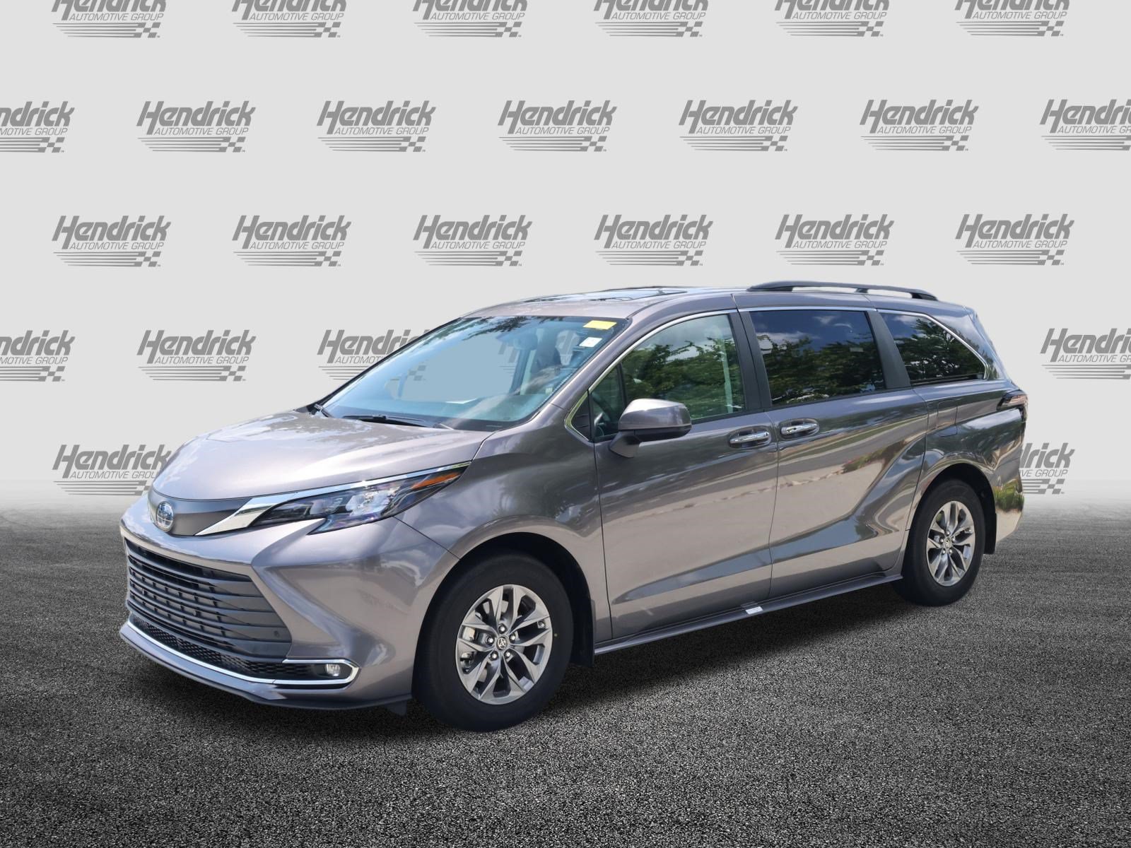Used 2024 Toyota Sienna XLE w/ XLE Plus Package FWD image 5