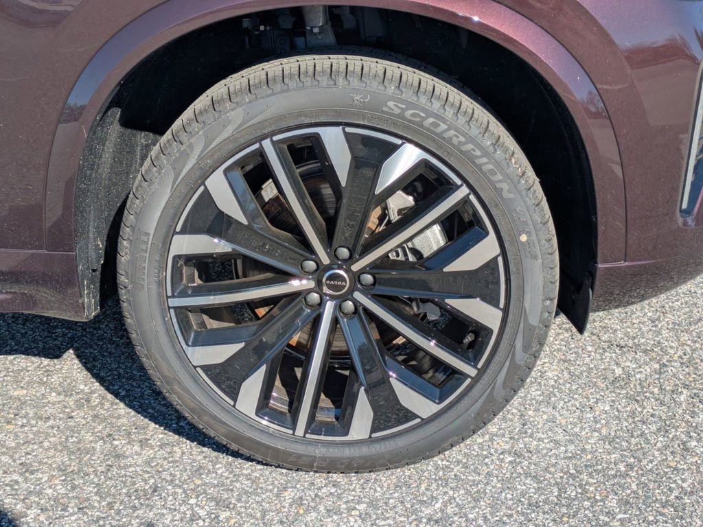New 2025 Volvo XC90 B6 Core w/ Climate Package image 11